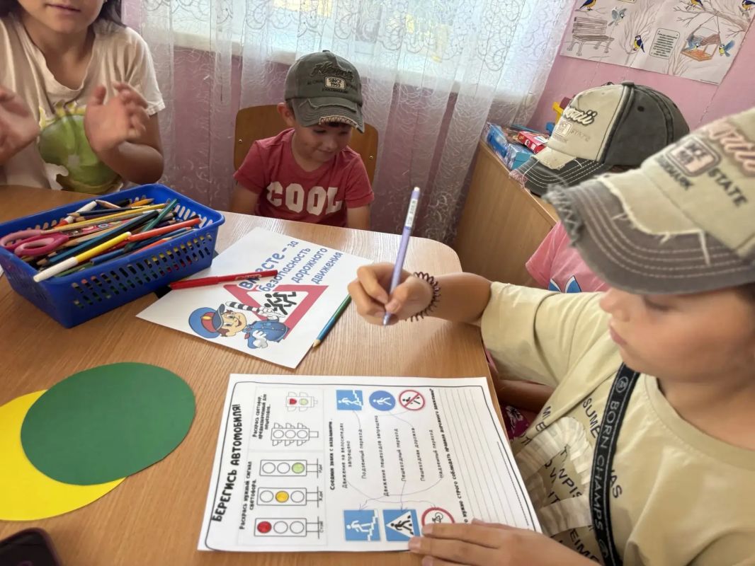 Увлекательное занятие «Путешествие в страну дорожных правил» — в честь Дня ГИБДД России прошло в Костогрызовском сельском клубе Увлекательное занятие «Путешествие в страну дорожных правил» — в честь Дня ГИБДД России прошло в Костогрызовском сельском клубе