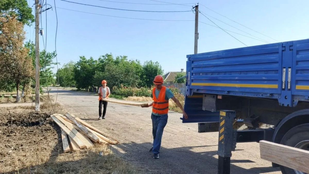 Жителям пострадавших от удара беспилотников ВСУ домов в Геническом округе доставили строительный лес и стекло от гуманитарной миссии Единой России Жителям пострадавших от удара беспилотников ВСУ домов в Геническом округе доставили строительный лес и стекло от гуманитарной миссии Единой России