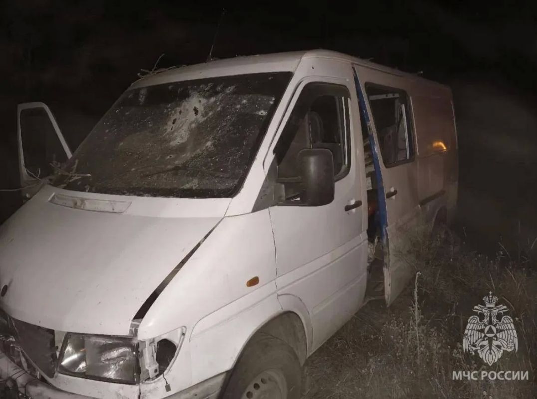 В Чаплынском округе спасатели МЧС спасли отца и сына после атаки дрона ВСУ