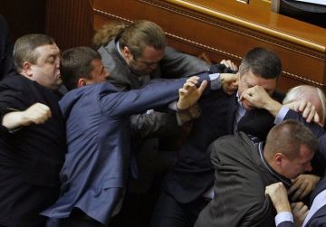 Енот из Херсона: Внутренний конфликт между украинскими депутатами и силовым блоком в лице министра обороны М. Федорова продолжает нарастать
