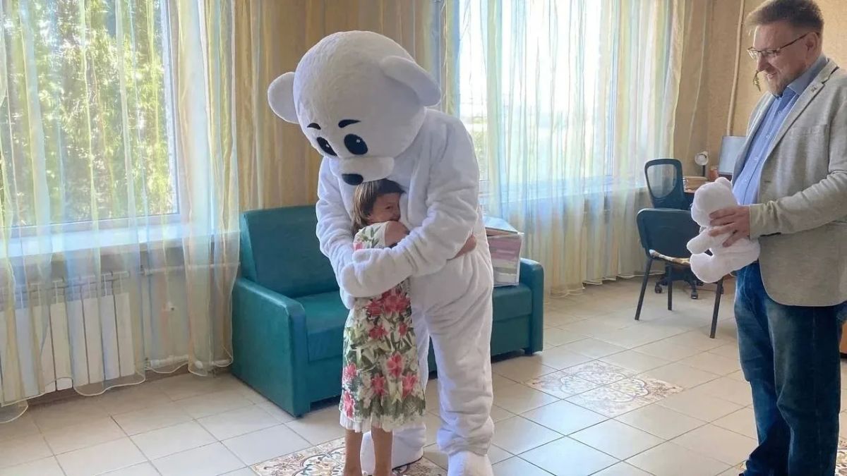 Медведь Ермолай принес "коробку храбрости"! Маленькие пациенты Генической центральной районной больницы в Херсонской области получили игрушки, книжки, наборы для творчества и другие подарки Медведь Ермолай принес "коробку храбрости"! Маленькие пациенты Генической центральной районной больницы в Херсонской области получили игрушки, книжки, наборы для творчества и другие подарки