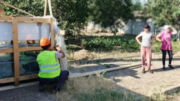Жителям Генического округа, чьи дома пострадали от ударов БпЛА ВСУ, доставили строительный лес и стекло от гуманитарной миссии "Единой России"