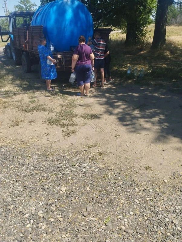 Жителям Павловки и Самойловки привезли питьевую воду Жителям Павловки и Самойловки привезли питьевую воду