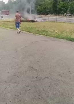 Николаевцы публикуют в сети кадры упавших на улице обломков сбитого "Шахеда"