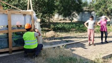 Жителям пострадавших от удара беспилотников ВСУ домов в Геническом округе доставили строительный лес и стекло от гуманитарной миссии Единой России