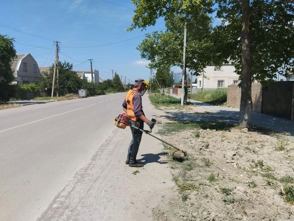 В Скадовске продолжаются плановые работы по благоустройству городских территорий В Скадовске продолжаются плановые работы по благоустройству городских территорий