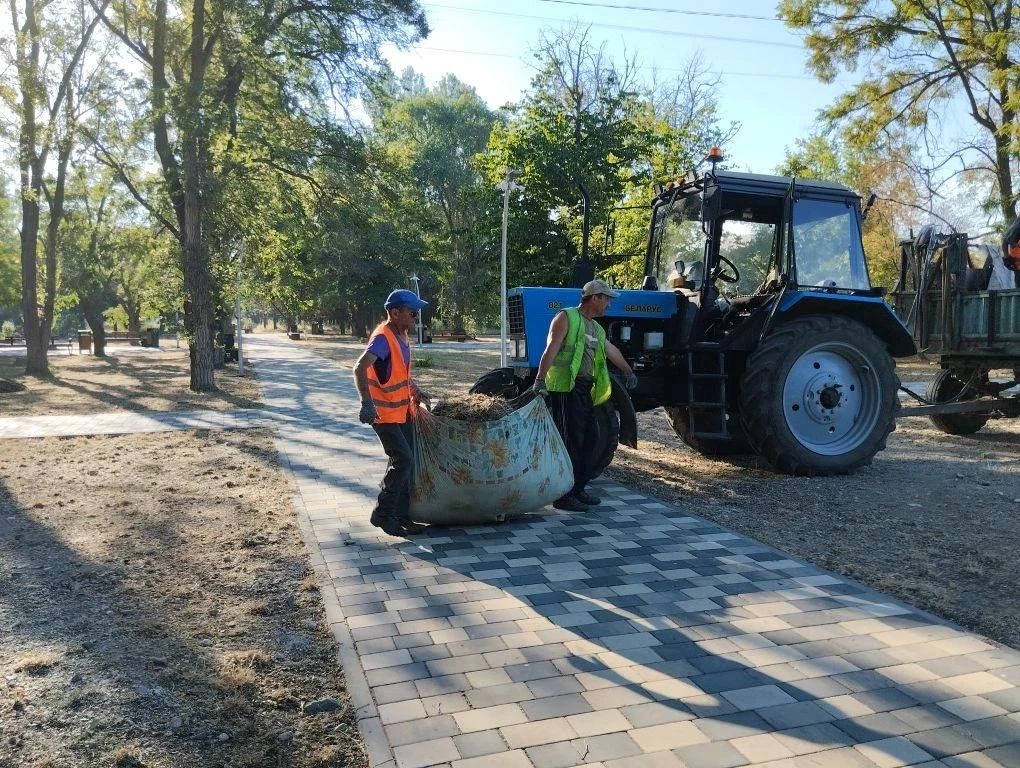 В Скадовске продолжаются плановые работы по благоустройству городских территорий В Скадовске продолжаются плановые работы по благоустройству городских территорий