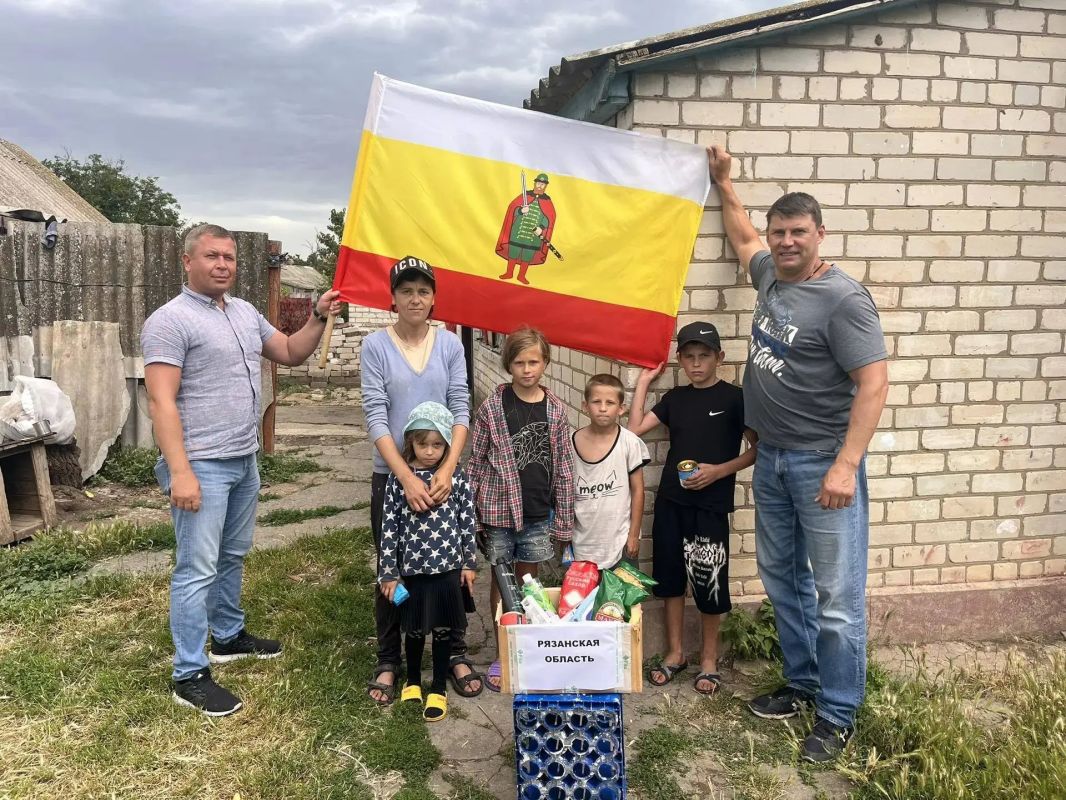 Рязанцы передали гумпомощь двум многодетным семьям из Чаплинки Рязанцы передали гумпомощь двум многодетным семьям из Чаплинки