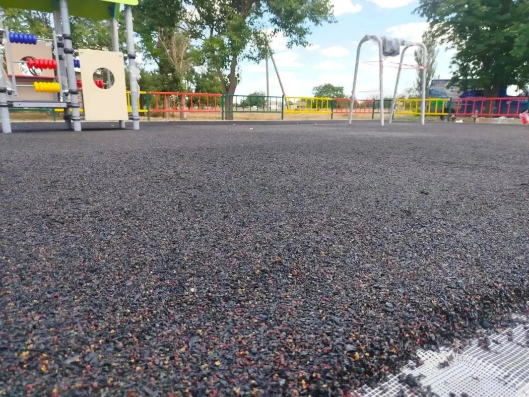 В Новокиевке продолжается строительство новой детской площадки В Новокиевке продолжается строительство новой детской площадки