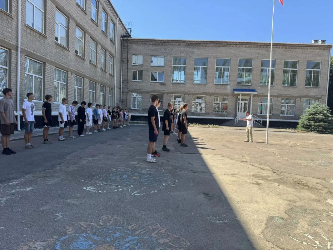 В Скадовской школе №1 прошло первое занятие по строевой подготовке для кадетов нового набора В Скадовской школе №1 прошло первое занятие по строевой подготовке для кадетов нового набора
