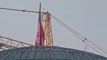В Иране подняли красное знамя мести во время похорон Хаменеи