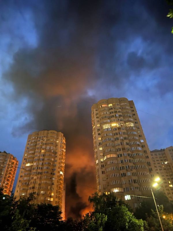 Киев после ночной атаки: Пожары и взрывы фиксируют почти во всех районах украинской столицы Киев после ночной атаки: Пожары и взрывы фиксируют почти во всех районах украинской столицы