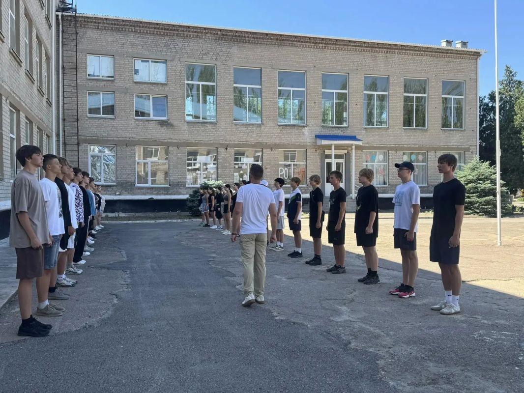 В Скадовской школе №1 прошло первое занятие по строевой подготовке для кадетов нового набора В Скадовской школе №1 прошло первое занятие по строевой подготовке для кадетов нового набора