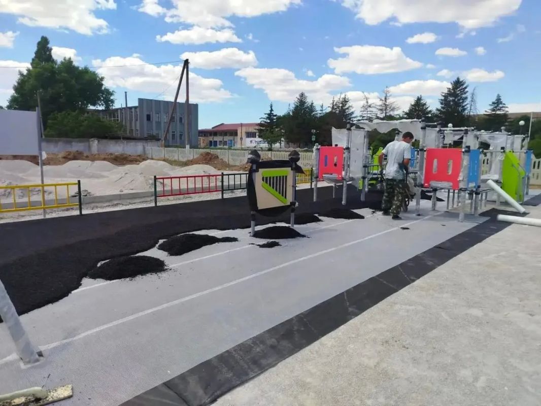 В Новокиевке продолжается строительство новой детской площадки