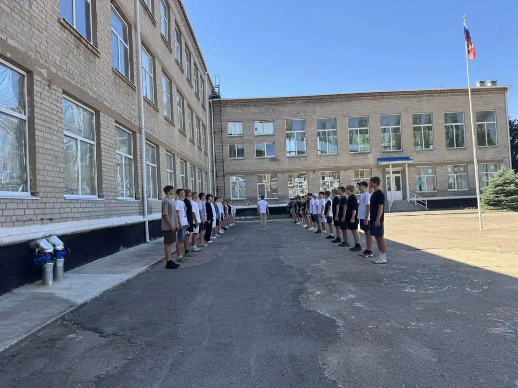 В Скадовской школе №1 прошло первое занятие по строевой подготовке для кадетов нового набора В Скадовской школе №1 прошло первое занятие по строевой подготовке для кадетов нового набора