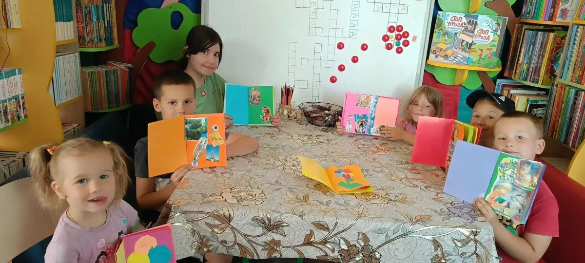 В Красноподольской библиотеке прошёл мастер-класс «Книжка-малышка» В Красноподольской библиотеке прошёл мастер-класс «Книжка-малышка»