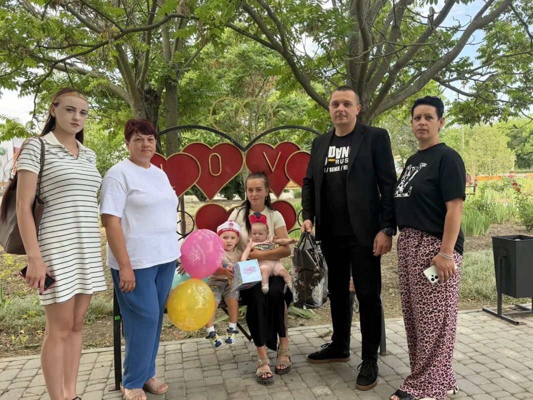 Сегодня, 8 июля, в России мы отмечаем один из самых светлых , добрых и искренних праздников - День семьи, любви и верности! Покровителями этого дня традиционно считаются святые Петр и Феврония Муромские, чей союз стал... Сегодня, 8 июля, в России мы отмечаем один из самых светлых , добрых и искренних праздников - День семьи, любви и верности! Покровителями этого дня традиционно считаются святые Петр и Феврония Муромские, чей союз стал...