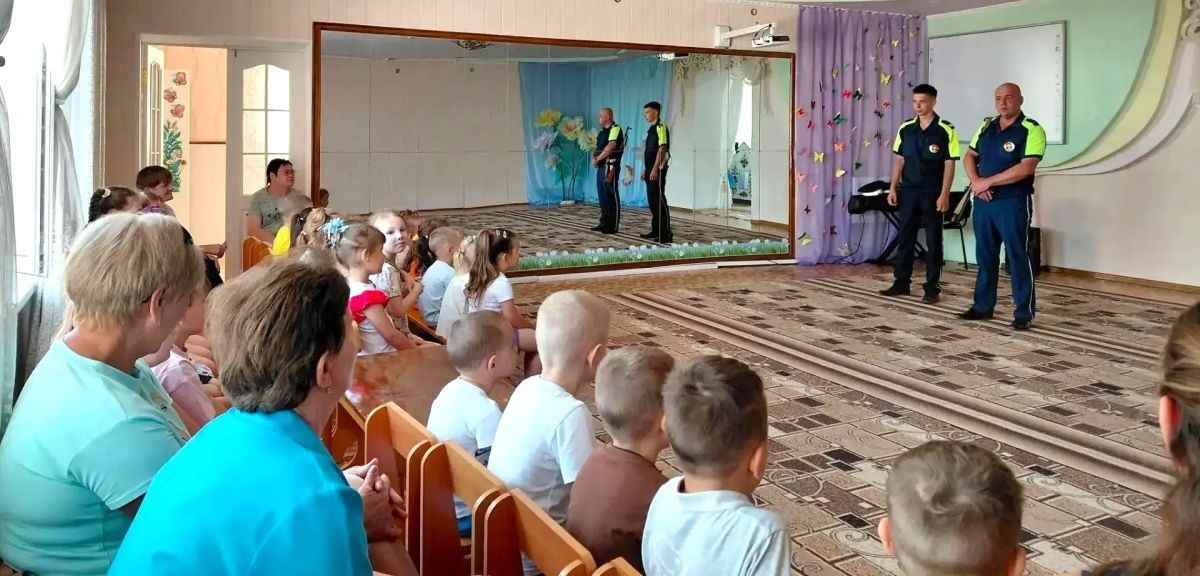 В Новотроицком округе Херсонской области сотрудники Госавтоинспекции провели профилактическое занятие с детсадовцами