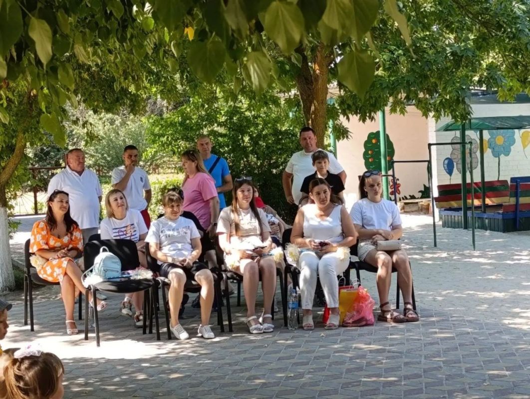 Под руководством депутата-коммуниста: в Геническом детском саду «Теремок» ярко отметили День семьи! Под руководством депутата-коммуниста: в Геническом детском саду «Теремок» ярко отметили День семьи!