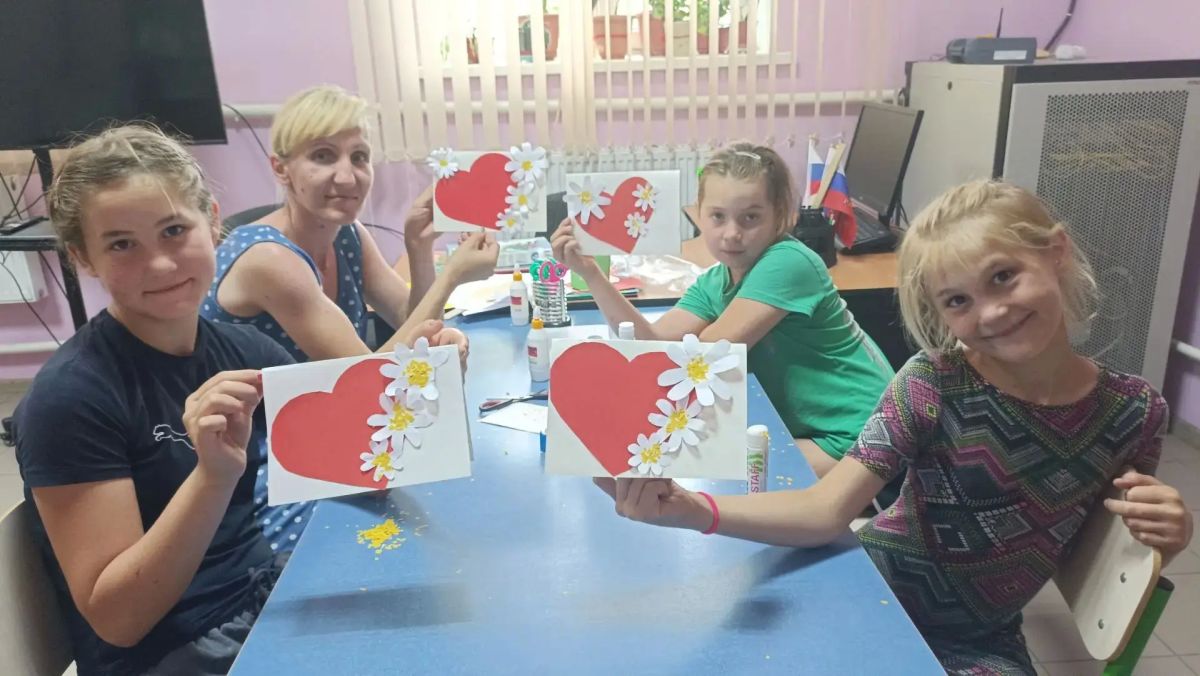 В Богдановском сельском клубе создали праздничную фотозону ко Дню семьи, любви и верности В Богдановском сельском клубе создали праздничную фотозону ко Дню семьи, любви и верности