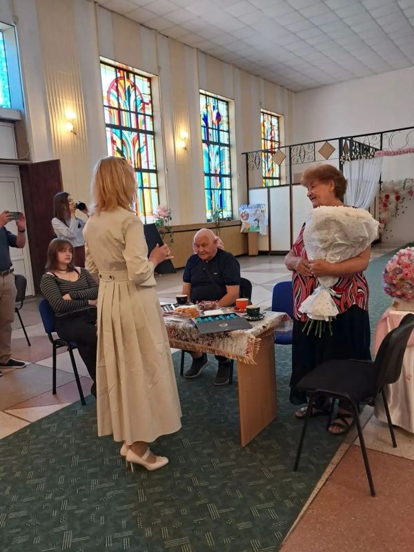 В Геническом районном отделе ЗАГС чествовали супругов-юбиляров В Геническом районном отделе ЗАГС чествовали супругов-юбиляров
