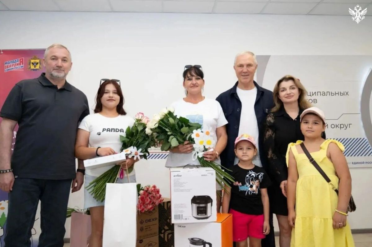 Владимир Сальдо встретился с многодетными семьями региона в День семьи, любви и верности Владимир Сальдо встретился с многодетными семьями региона в День семьи, любви и верности