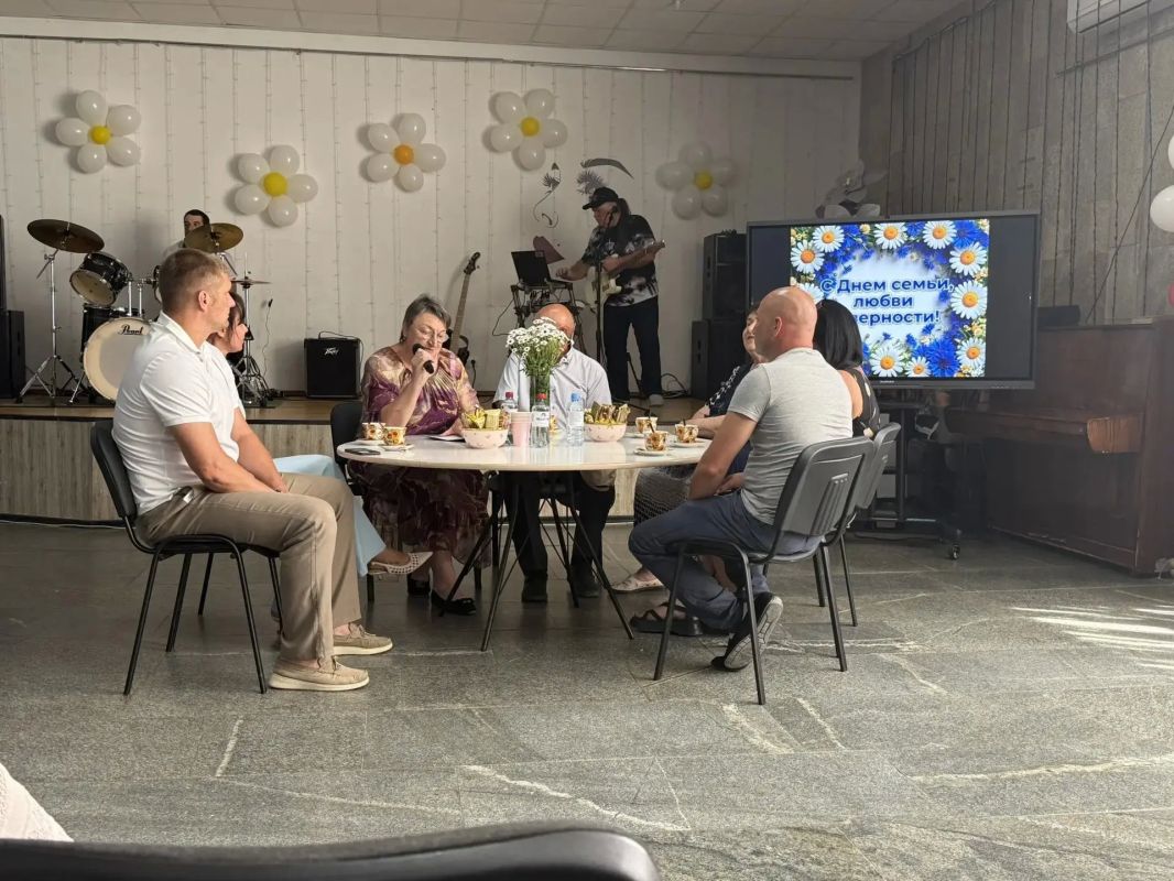 В Геническе за круглым столом встретились три поколения семей В Геническе за круглым столом встретились три поколения семей