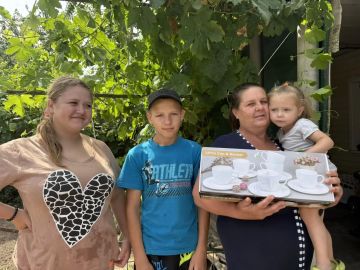 В День семьи, любви и верности сотрудники отдела внутренней политики и ТОС Каховской администрации поздравили семейные пары в городе Каховке