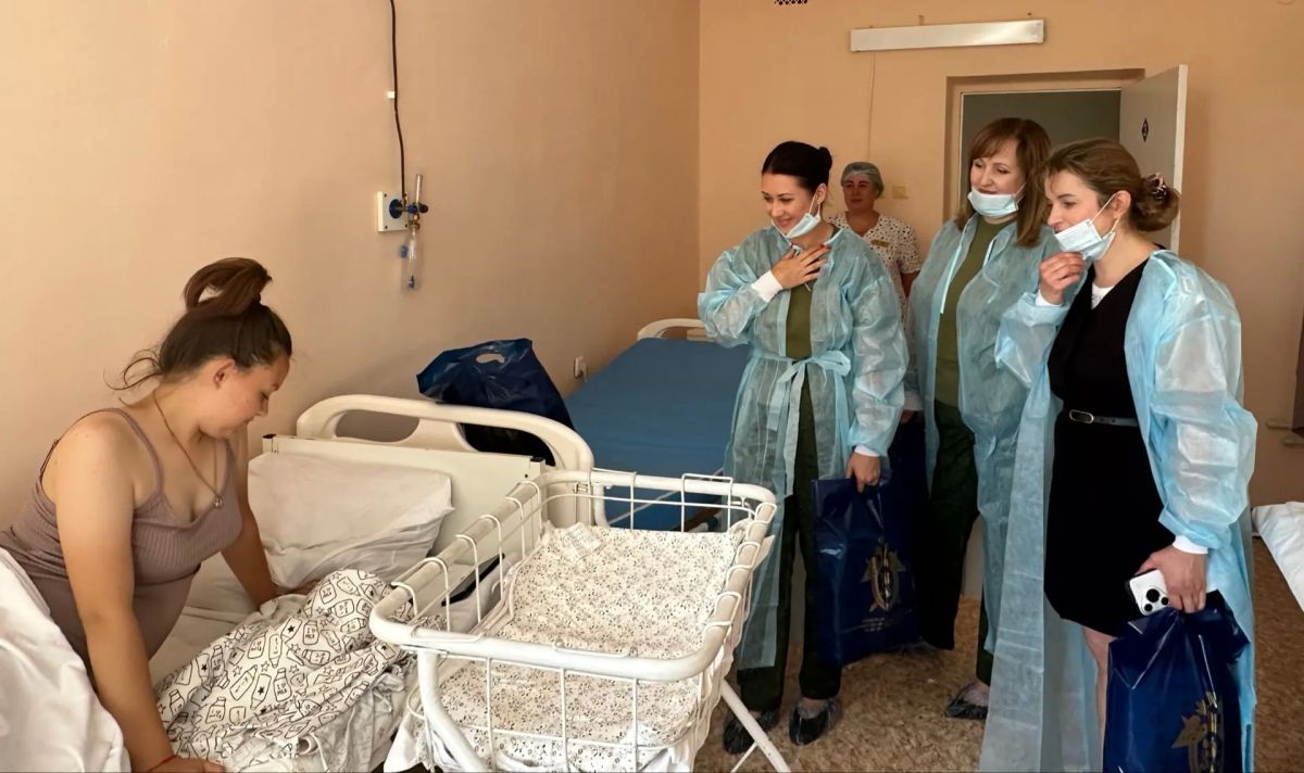 В День семьи, любви и верности мы вместе со Следственным управлением Следственного комитета Российской Федерации по Херсонской области посетили Генический родильный дом, чтобы поздравить мам, которые только что подарили миру... В День семьи, любви и верности мы вместе со Следственным управлением Следственного комитета Российской Федерации по Херсонской области посетили Генический родильный дом, чтобы поздравить мам, которые только что подарили миру...