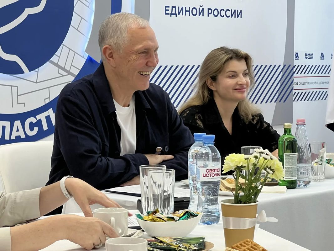Стол переговоров о важном. В День семьи, любви и верности в Штабе общественной поддержки Единой России за чашкой чая встретились многодетные семьи Херсонской области и Секретарь реготделения Партии, губернатор Владимир Сальдо Стол переговоров о важном. В День семьи, любви и верности в Штабе общественной поддержки Единой России за чашкой чая встретились многодетные семьи Херсонской области и Секретарь реготделения Партии, губернатор Владимир Сальдо
