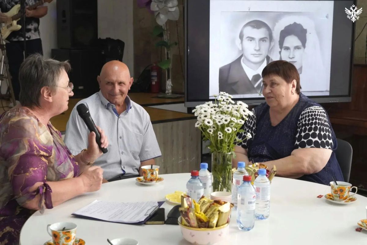 В Геническе за круглым столом встретились три поколения семей В Геническе за круглым столом встретились три поколения семей