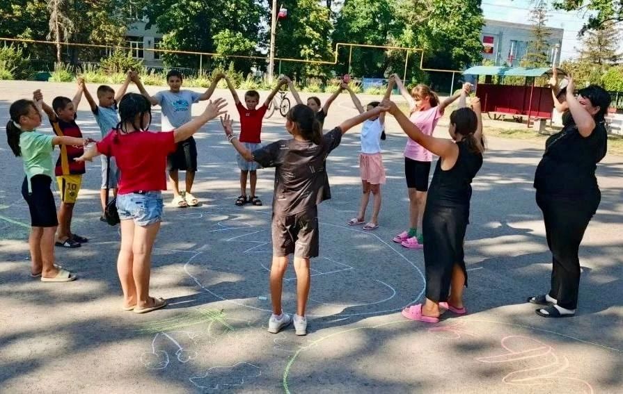Александр Дудка: Мы дружны, а значит, мы едины: конкурс рисунков на асфальте в селе Широкое Скадовского округа Александр Дудка: Мы дружны, а значит, мы едины: конкурс рисунков на асфальте в селе Широкое Скадовского округа