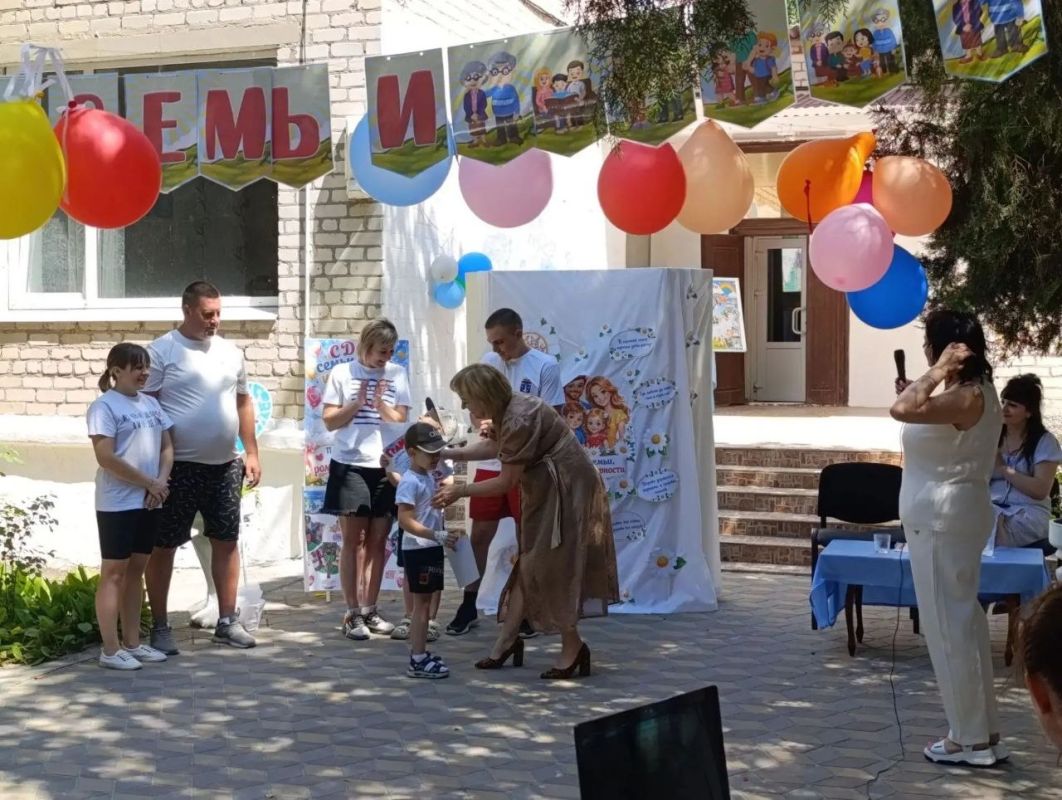 Под руководством депутата-коммуниста: в Геническом детском саду «Теремок» ярко отметили День семьи! Под руководством депутата-коммуниста: в Геническом детском саду «Теремок» ярко отметили День семьи!