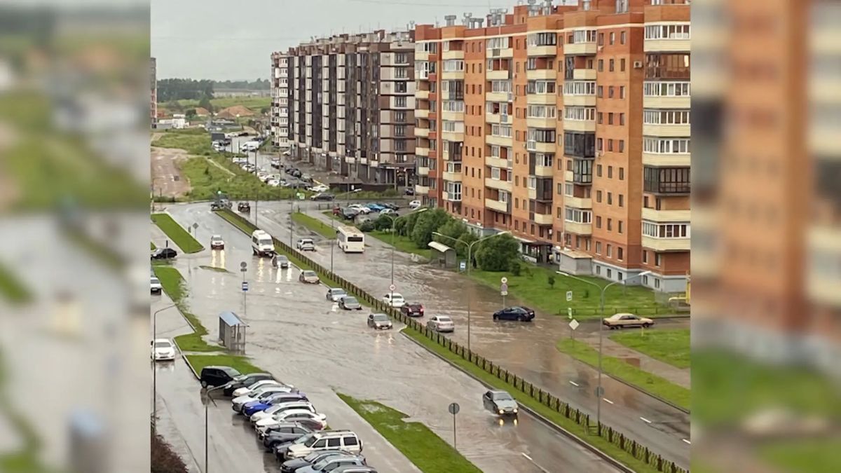 Ливни затопили Балтийскую: псковичи пробираются по колено в воде