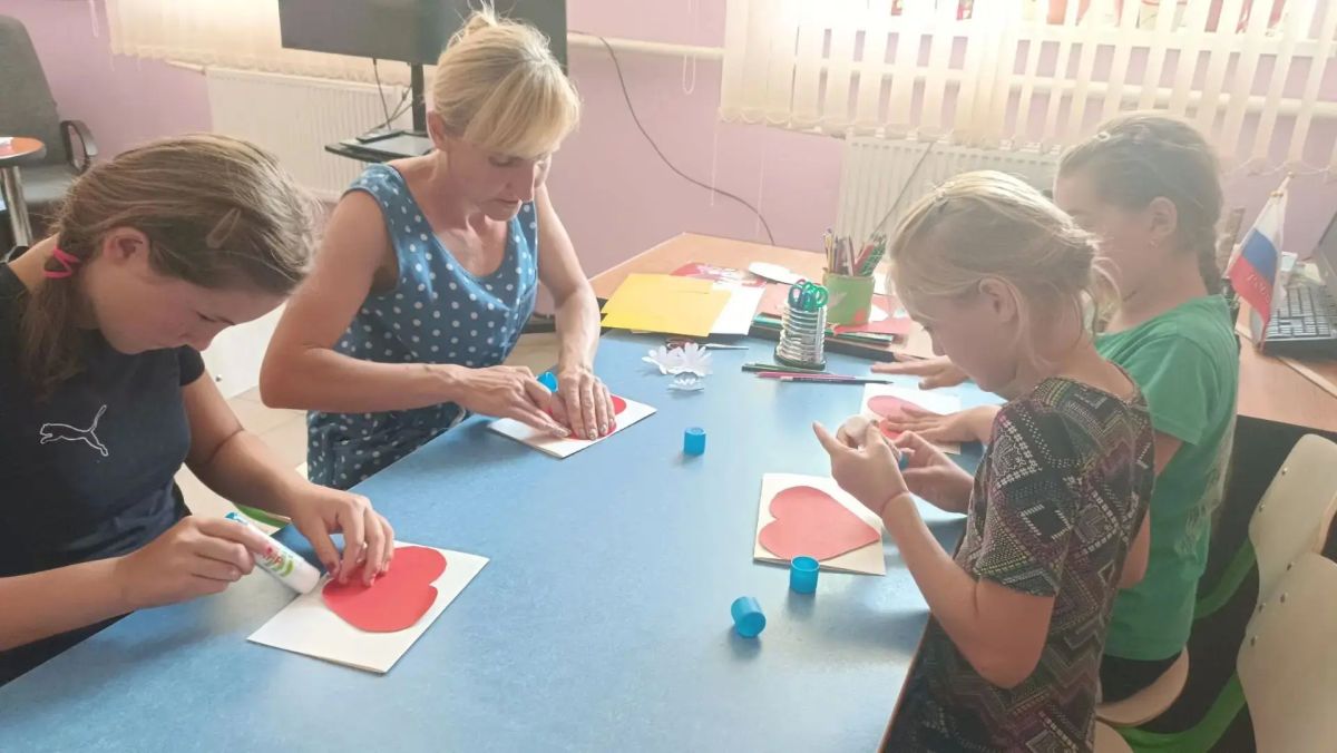 В Богдановском сельском клубе создали праздничную фотозону ко Дню семьи, любви и верности В Богдановском сельском клубе создали праздничную фотозону ко Дню семьи, любви и верности