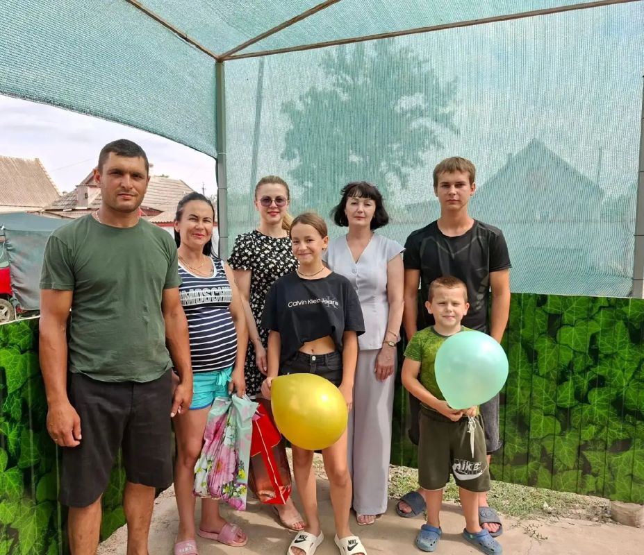В Чаплынском районном отделе ЗАГС поздравили многодетную семью Сергея и Алёны
