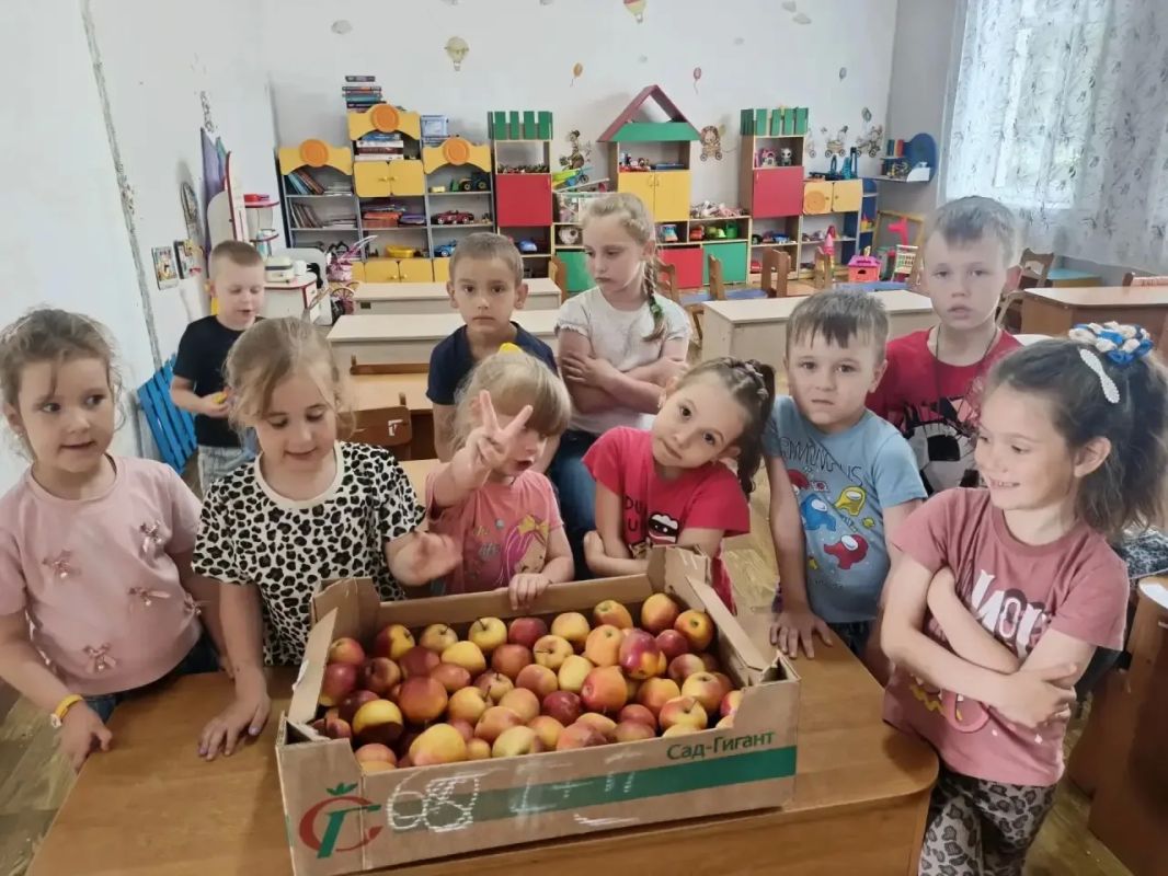 По инициативе главы Великолепетихского муниципального округа Ольги Барановской в детский сад «Растишка» была передана партия свежих фруктов По инициативе главы Великолепетихского муниципального округа Ольги Барановской в детский сад «Растишка» была передана партия свежих фруктов