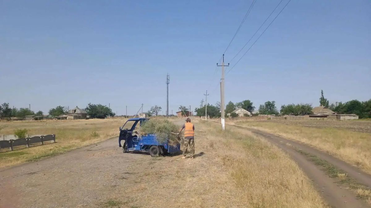 Работники МКУ «Горжилстрой» продолжают плановые работы по благоустройству округа Работники МКУ «Горжилстрой» продолжают плановые работы по благоустройству округа