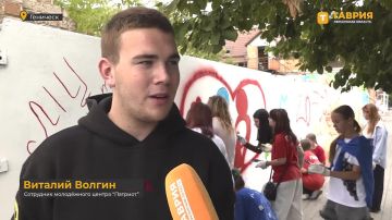 Активисты Херсонской области нарисовали граффити в Геническе, посвященное Дню семьи, любви и верности