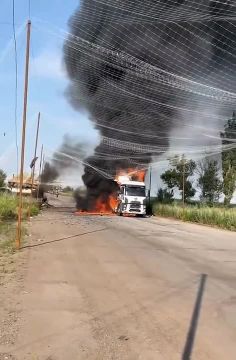 Противник любезно предоставил кадры ОК удара Российских БПЛА по логистическому транспорту ВСУ в тылу