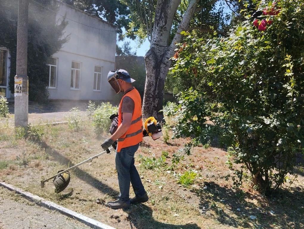 В Скадовске продолжаются работы по благоустройству городских территорий В Скадовске продолжаются работы по благоустройству городских территорий