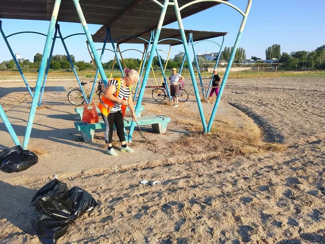 В Скадовске продолжаются работы по благоустройству городских территорий В Скадовске продолжаются работы по благоустройству городских территорий