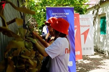В Херсонской области в рамках проекта «Мастерская Победы Первых» прошел мастер-класс по плетению маскировочных сетей для участников специальной военной операции