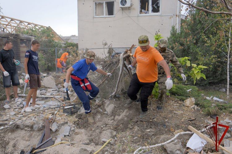 В Херсонской области росгвардейцы оказали помощь пожилой паре, пострадавшей в результате атаки ВСУ В Херсонской области росгвардейцы оказали помощь пожилой паре, пострадавшей в результате атаки ВСУ