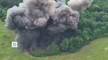 На кадрах удары с помощью ФАБ-500 по: