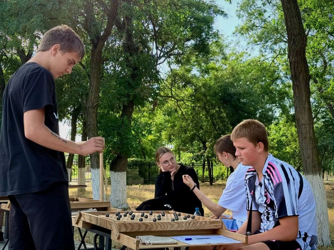 Игра, которая объединяет. Очередной тёплый вечер в парке культуры и отдых Геническа доказал: живое общение по-прежнему в тренде Игра, которая объединяет. Очередной тёплый вечер в парке культуры и отдых Геническа доказал: живое общение по-прежнему в тренде