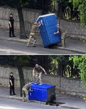 В Кривом Роге сотрудники ТЦК перекинули биотуалет с военнобязанным, сообщают паблики