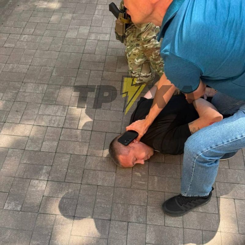 В Киеве задержали командира 155-й бригады Станислава Лучанова, бойцов которого подозревают в убийстве братьев в Киевской области, сообщили СМИ в Офисе генпрокурора В Киеве задержали командира 155-й бригады Станислава Лучанова, бойцов которого подозревают в убийстве братьев в Киевской области, сообщили СМИ в Офисе генпрокурора