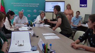 Избирком Запорожской области принял первые заявления от кандидатов в депутаты, их подали Кирилл Перов от ЛДПР и Алексей Тихомиров от "Единой России", передает корреспондент ТАСС
