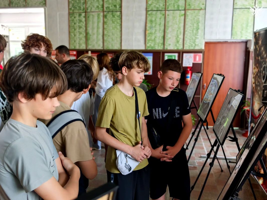 В Новотроицком открылась передвижная выставка «Герои освобожденной Херсонщины» В Новотроицком открылась передвижная выставка «Герои освобожденной Херсонщины»